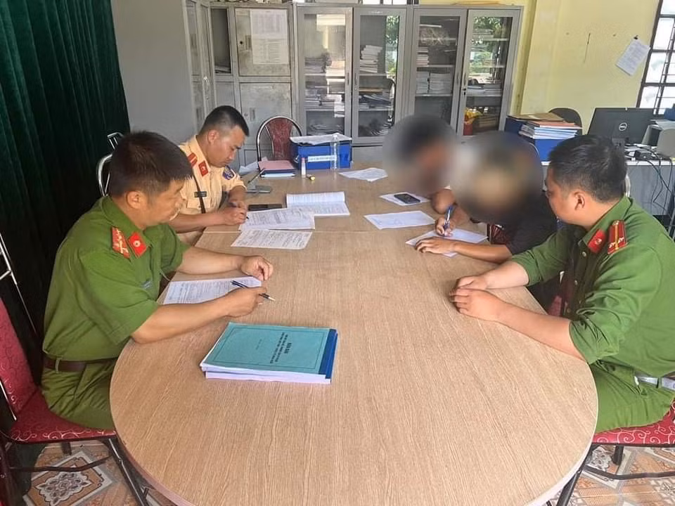 Hai thanh niên cùng bản rủ nhau “bốc đầu” đăng MXH để ra oai -0