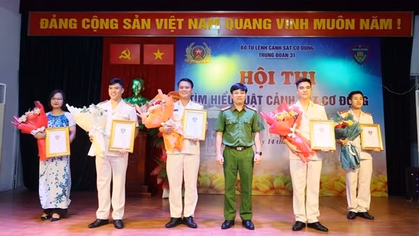 Cảnh sát bảo vệ mục tiêu tổ chức sân chơi tri thức tìm hiểu Luật Cảnh sát cơ động