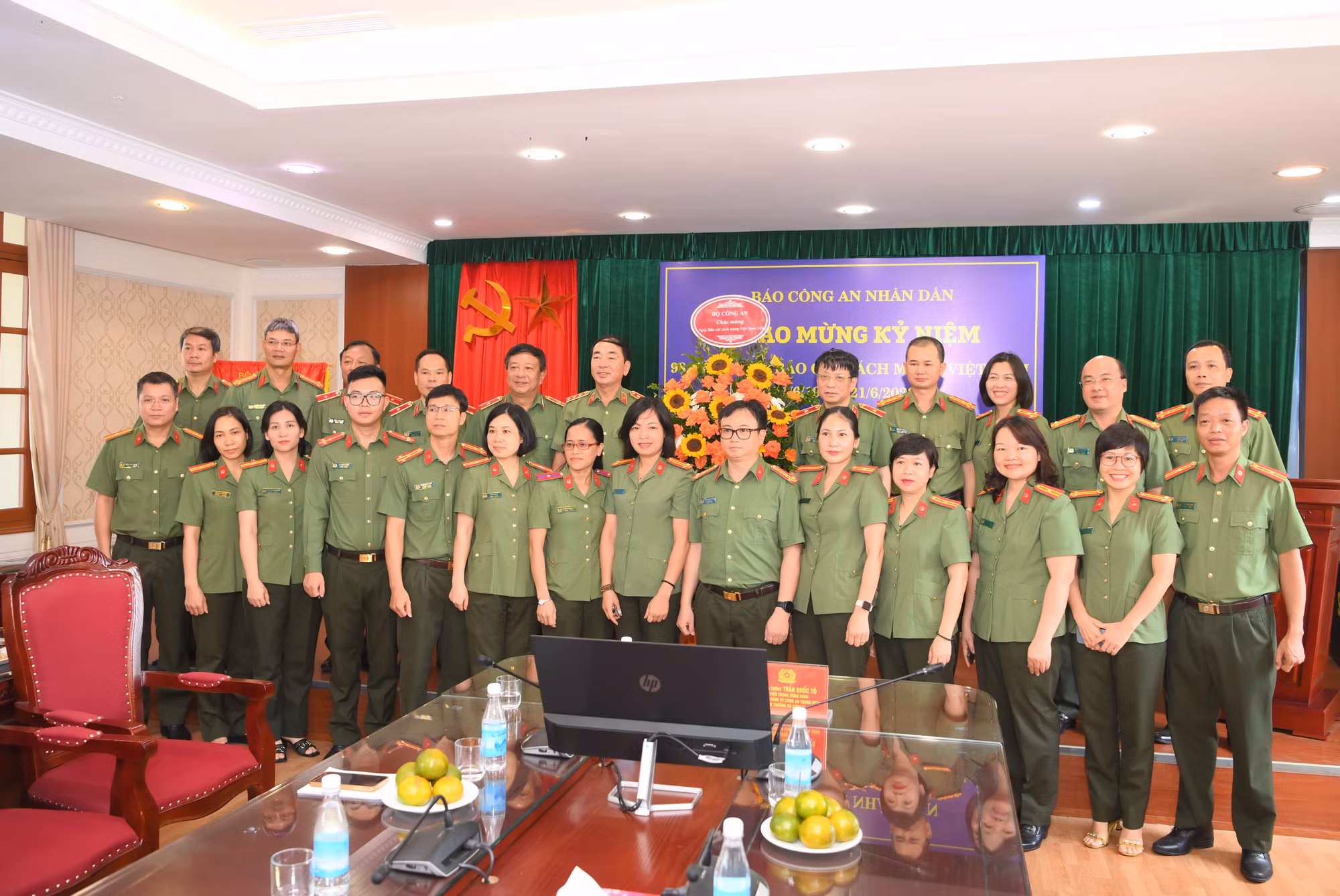 Thứ trưởng Trần Quốc Tỏ chúc mừng Báo CAND nhân kỷ niệm 98 năm Ngày Báo chí Cách mạng -0