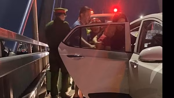 Cảnh sát tiếp cận, đưa người phụ nữ có ý định tự tử vào trong cầu an toàn