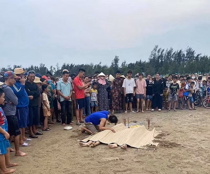 3 trẻ em đuối nước khi tắm biển -0