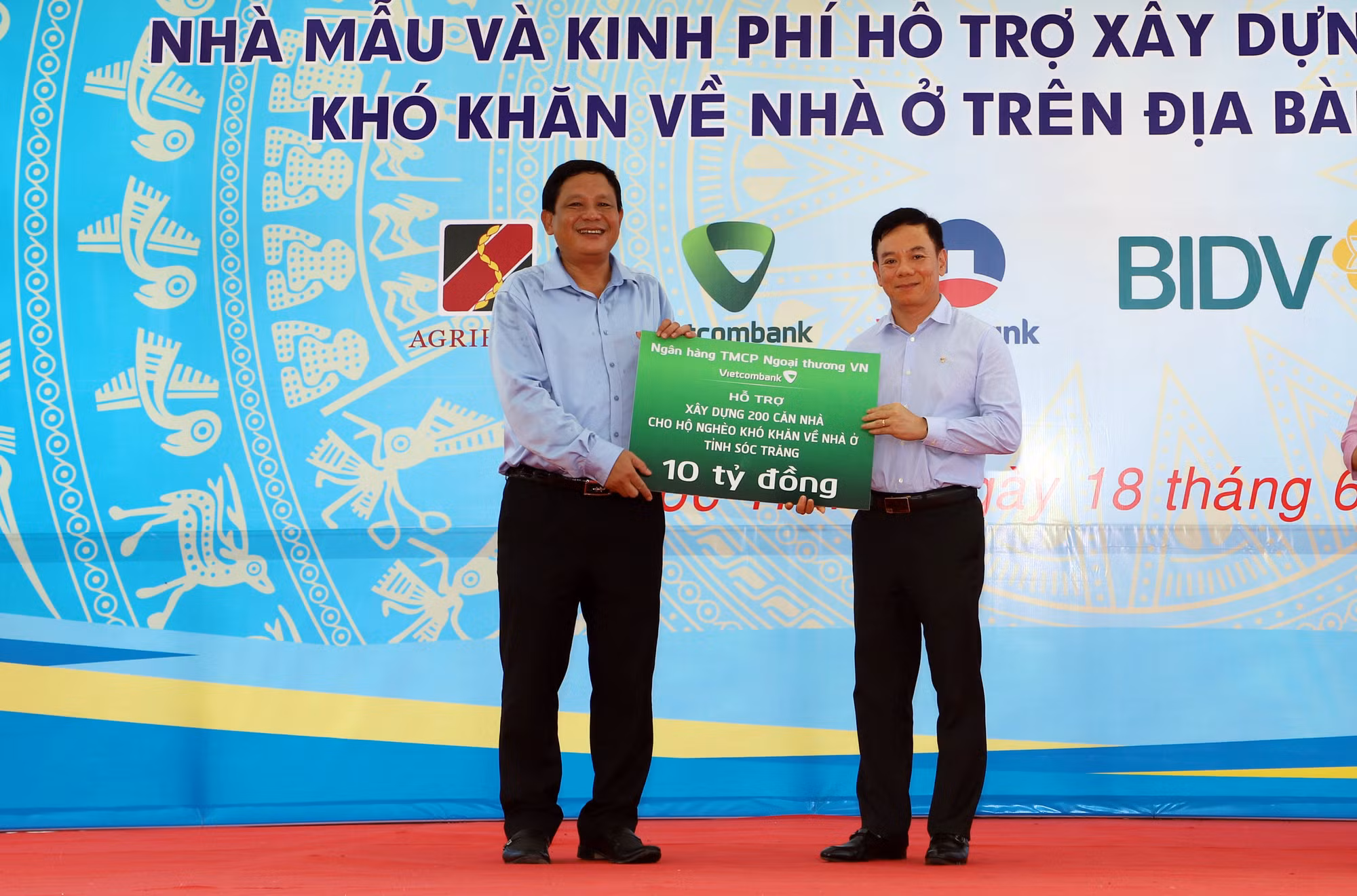 Bộ Công an trao kinh phí hỗ trợ xây dựng 1.200 căn nhà tặng các hộ nghèo ở Sóc Trăng -0