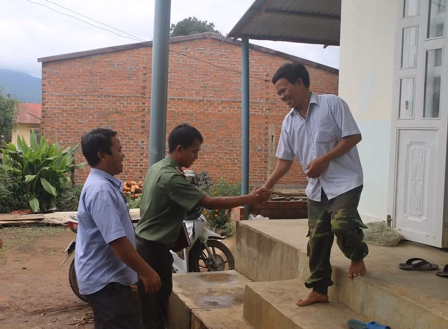 Lực lượng Công an bám làng, giúp đồng bào ổn định cuộc sống -0