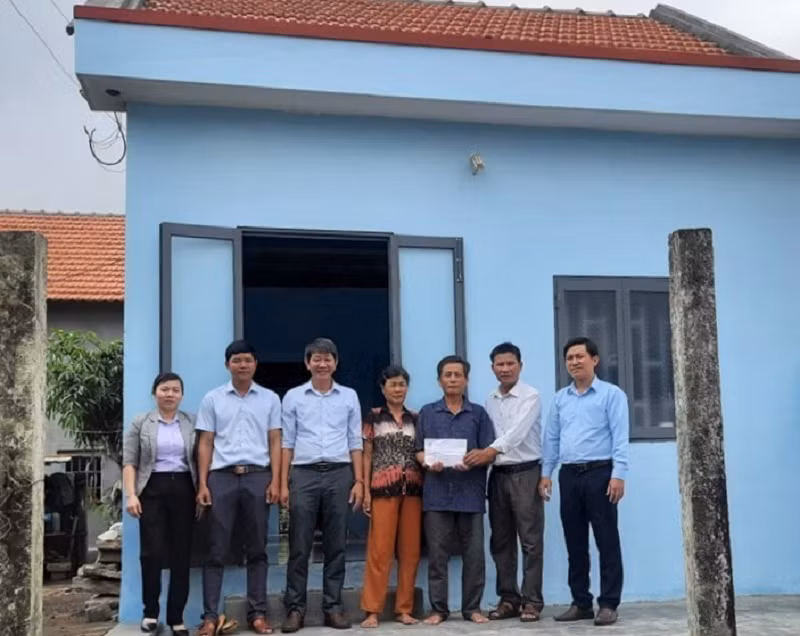 Xây nhà Đại đoàn kết cho hộ nghèo, gia đình chính sách -0