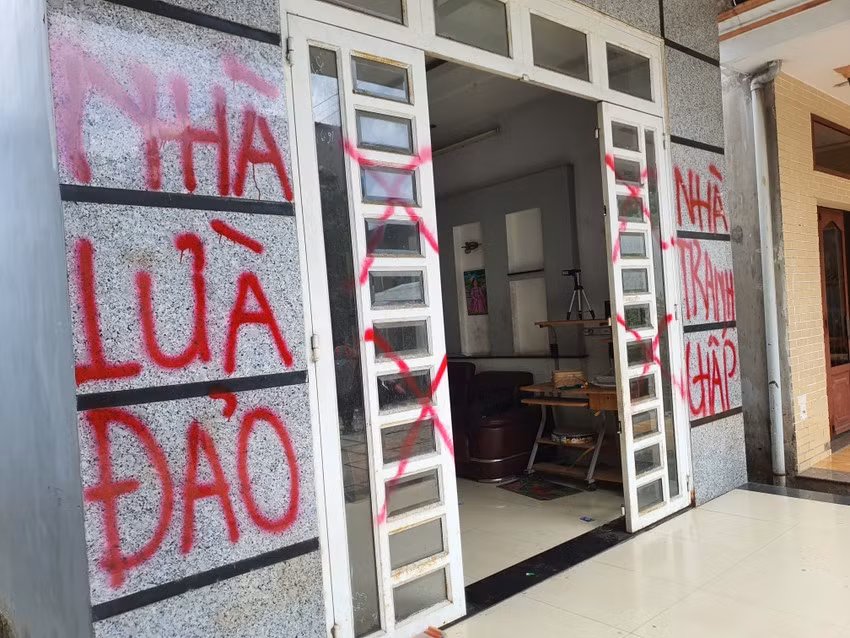 Em trai bỏ trốn, cả nhà sống trong hoang mang vì nhà bị cắt khóa, xịt sơn -0