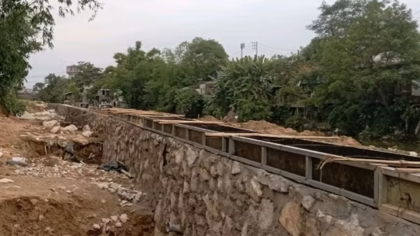 Công trình kè chậm tiến độ, sông Kẻ Vạn bị ô nhiễm nghiêm trọng