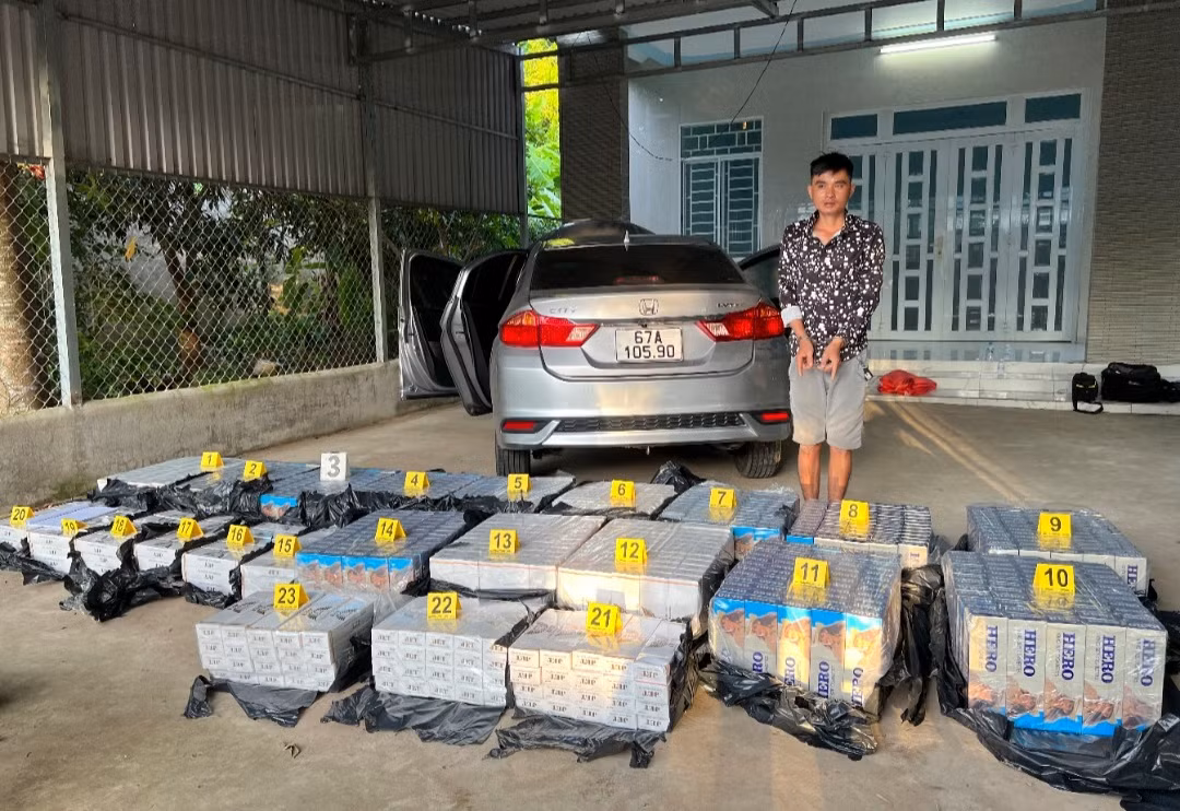 Hai đối tượng lái ôtô vận chuyển 10.200 bao thuốc lá nhập lậu -0