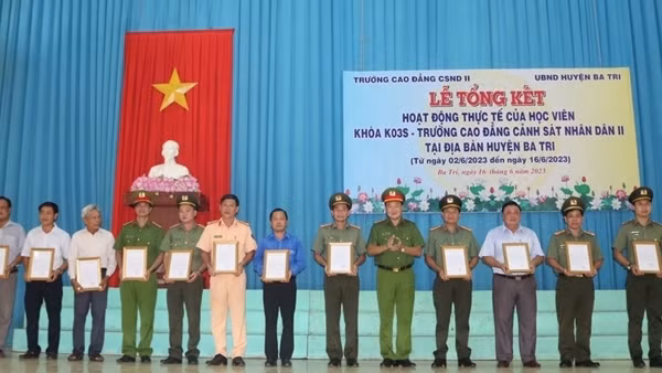 Khen thưởng hơn 150 tập thể, cá nhân “3 cùng” với người dân
