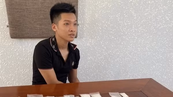 Thủ súng "phòng thân" để mua bán ma túy