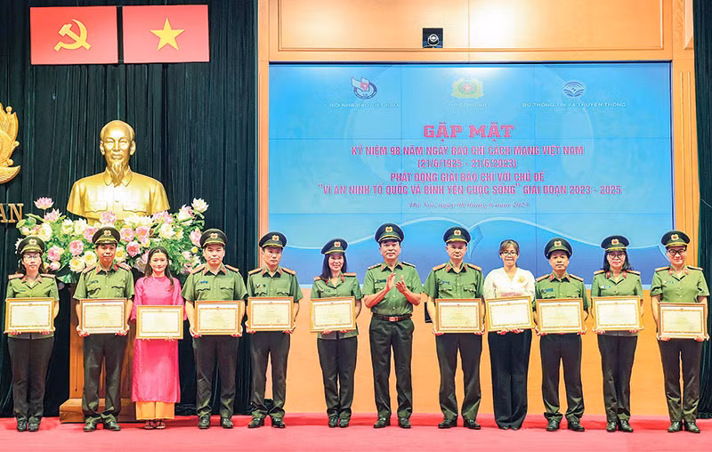 4ĐB-Khẳng định vai trò “truyền lửa” từ những giải thưởng báo chí -1