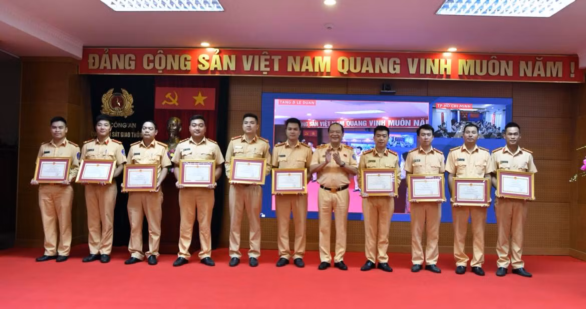 CSGT hỗ trợ đăng kiểm được 158.293 lượt phương tiện -0