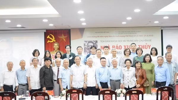 Nghiên cứu dựng tượng nhà báo Xuân Thủy