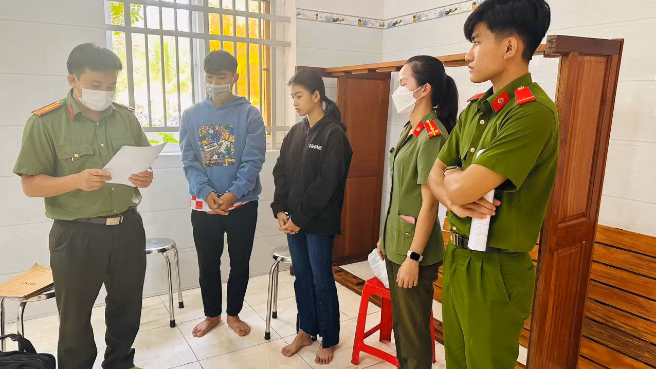 Bắt một nhóm mua bán trái phép vũ khí quân dụng -0