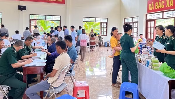 Khám bệnh, cấp phát thuốc miễn phí cho người dân