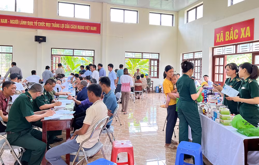 cac y bac si kham bệnh cho người dânthuoc xa bac xa, huyen _inh lap.jpg -0