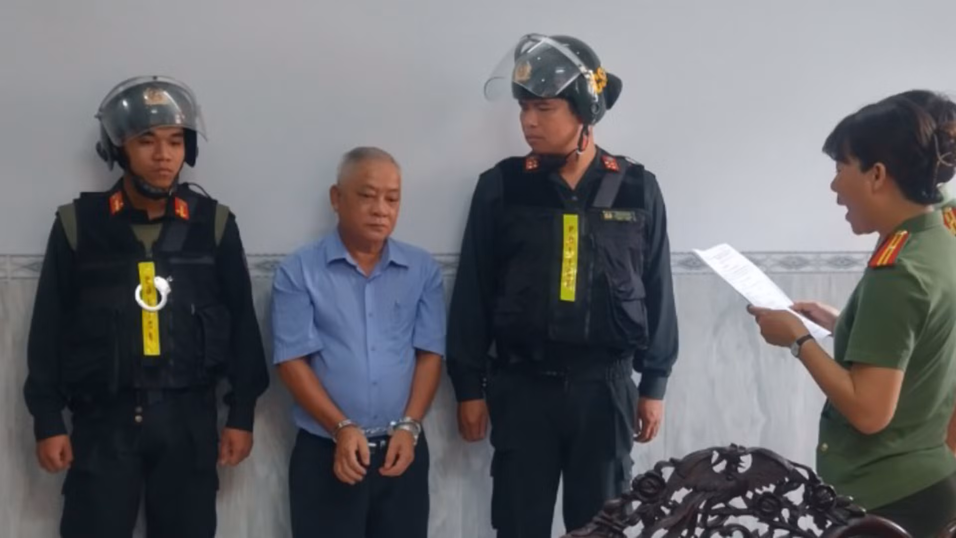 Nguyên Trưởng phòng Kiểm sát điều tra án kinh tế chức vụ bị khám xét nhà -0