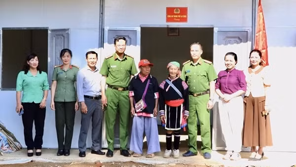 Bộ trưởng Tô Lâm gửi Thư khen Công an Lai Châu tặng nhà cho gia đình cụ già trên 100 tuổi