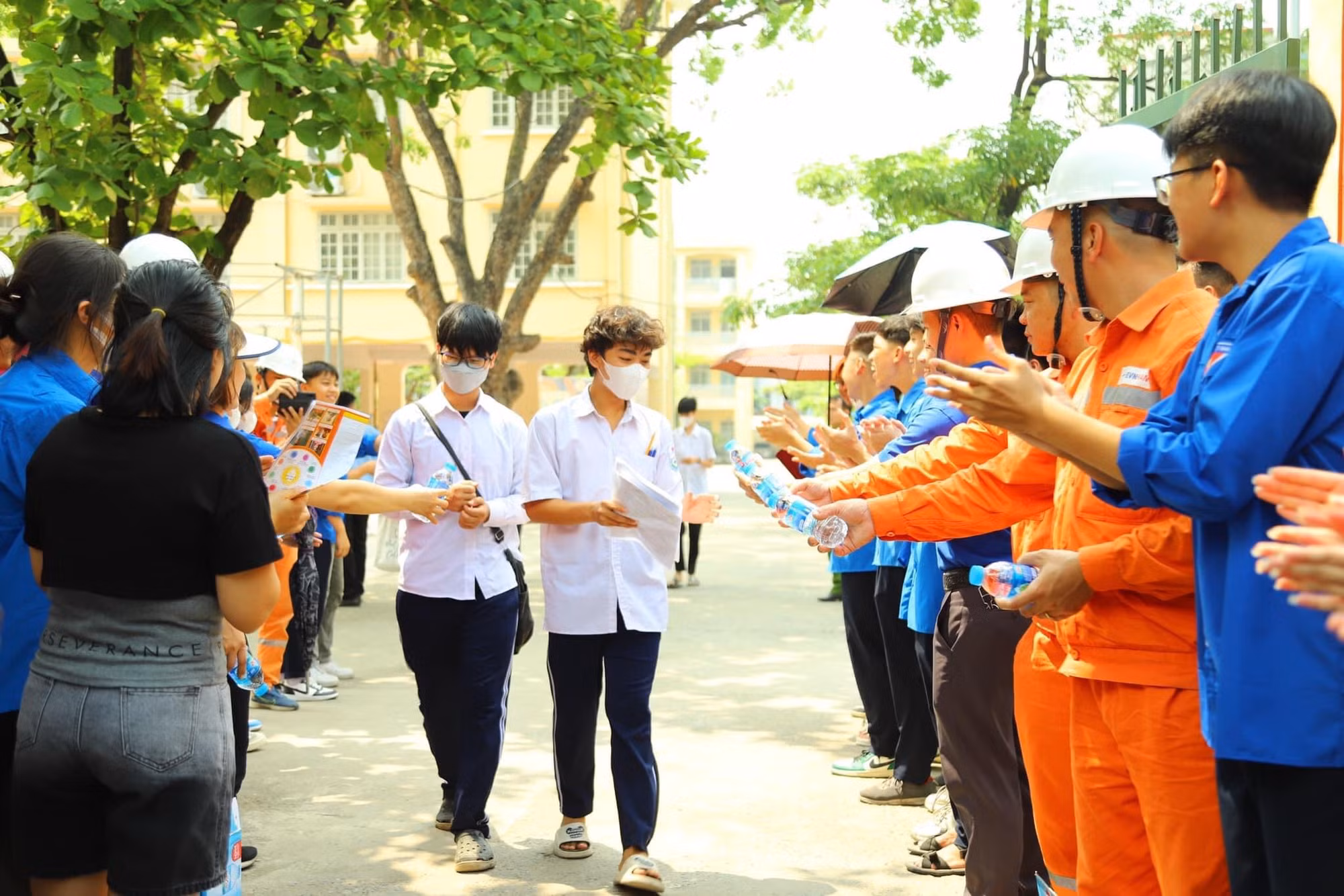 EVN Hà Nội đảm bảo điện an toàn và liên tục phục vụ cho 201 điểm thi tại Hà Nội -0