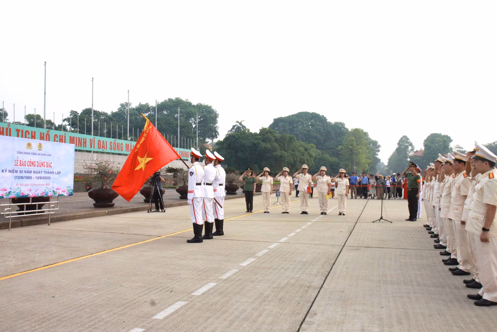 Đoàn đại biểu Công đoàn CAND tiêu biểu báo công, vào lăng viếng Bác -0