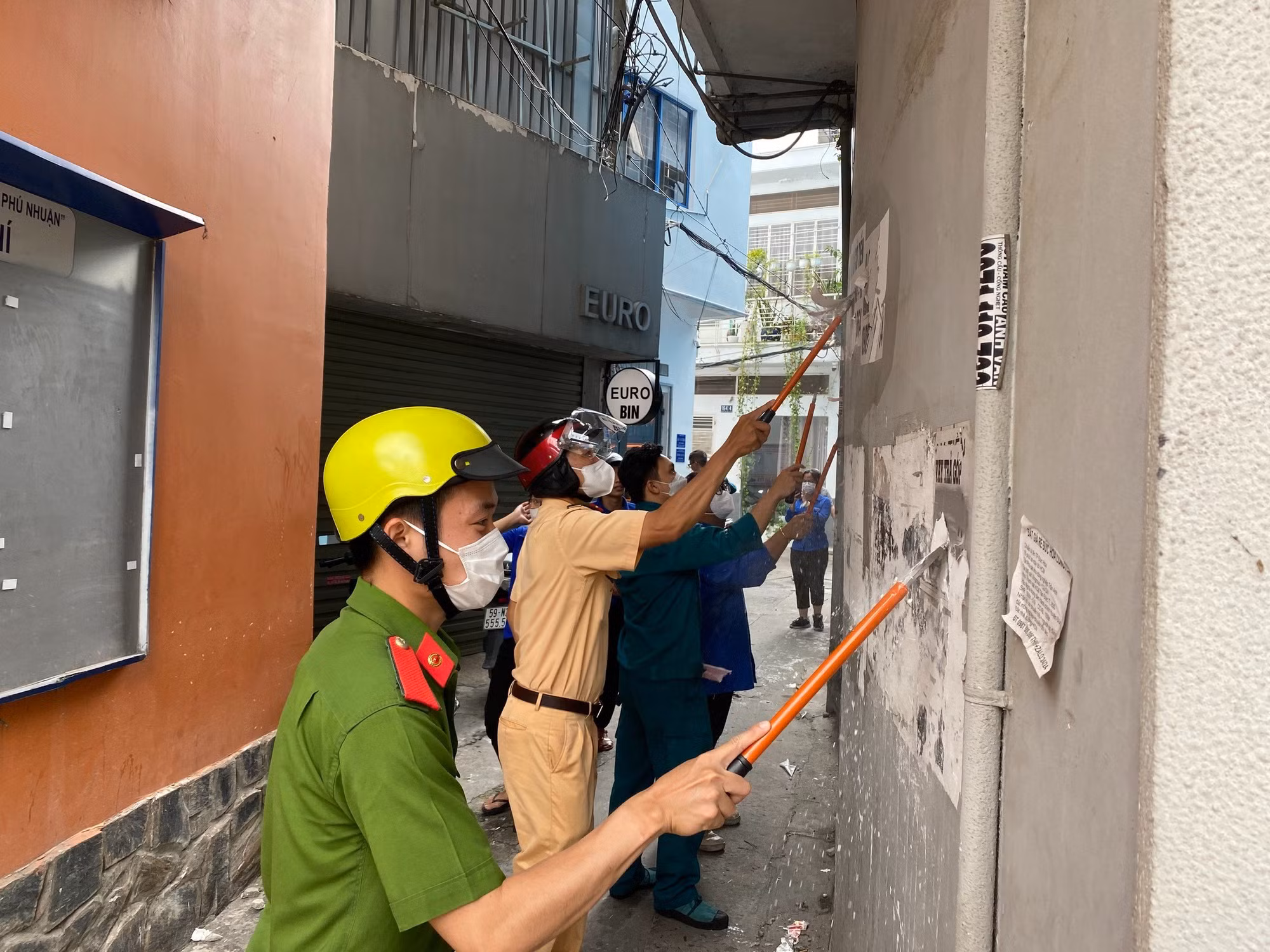 Đồng loạt xóa quảng cáo trái phép trên đường phố, trên xe ô tô -1