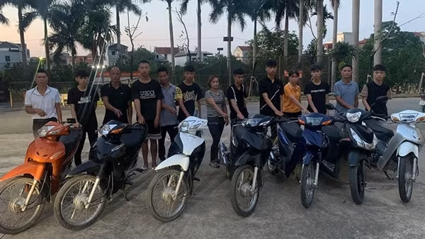 Xử lý 31 thanh thiếu niên mang hung khí gây rối trật tự công cộng