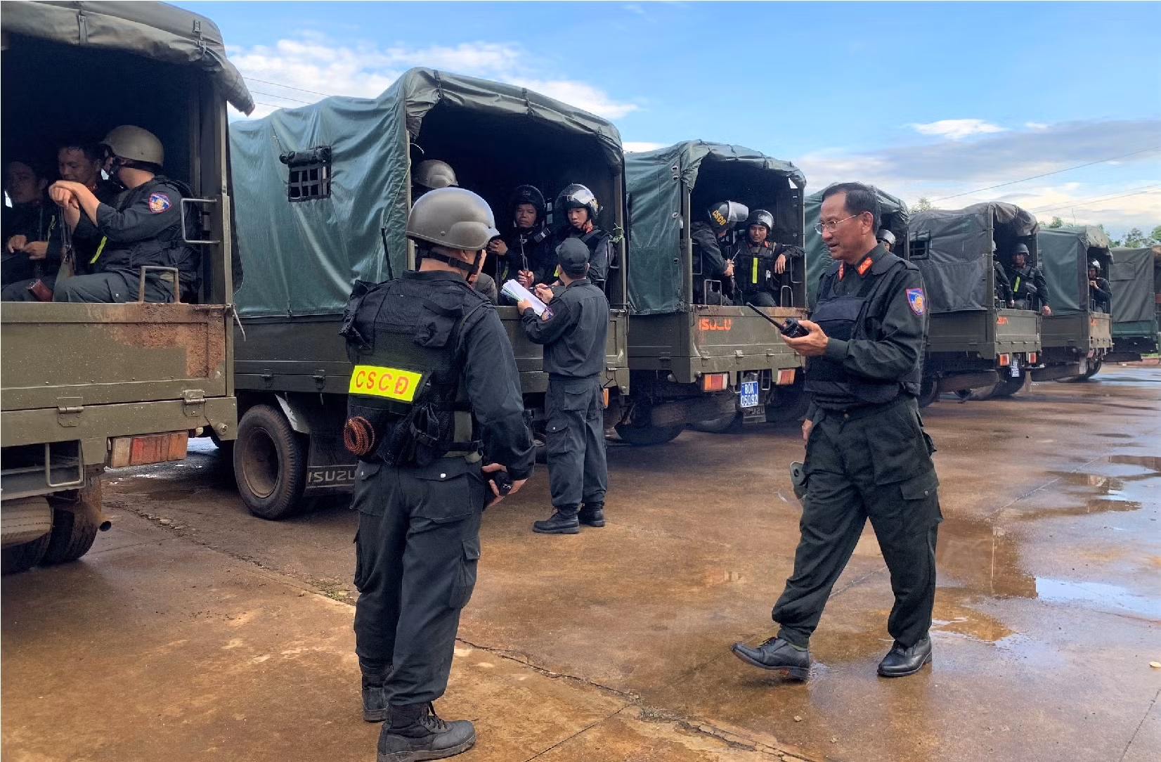 Thăm hỏi, động viện lực lượng CSCĐ tham gia truy bắt nhóm đối tượng tấn công trụ sở UBND xã -0
