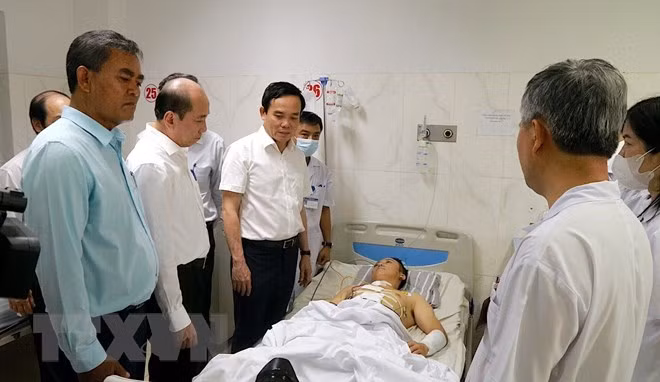 Phó Thủ tướng Trần Lưu Quang thăm các nạn nhân vụ tấn công tại Đắk Lắk -2