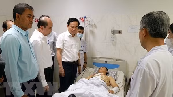 Phó Thủ tướng Trần Lưu Quang thăm, viếng, động viên gia đình các nạn nhân bị tấn công tại Đắk Lắk