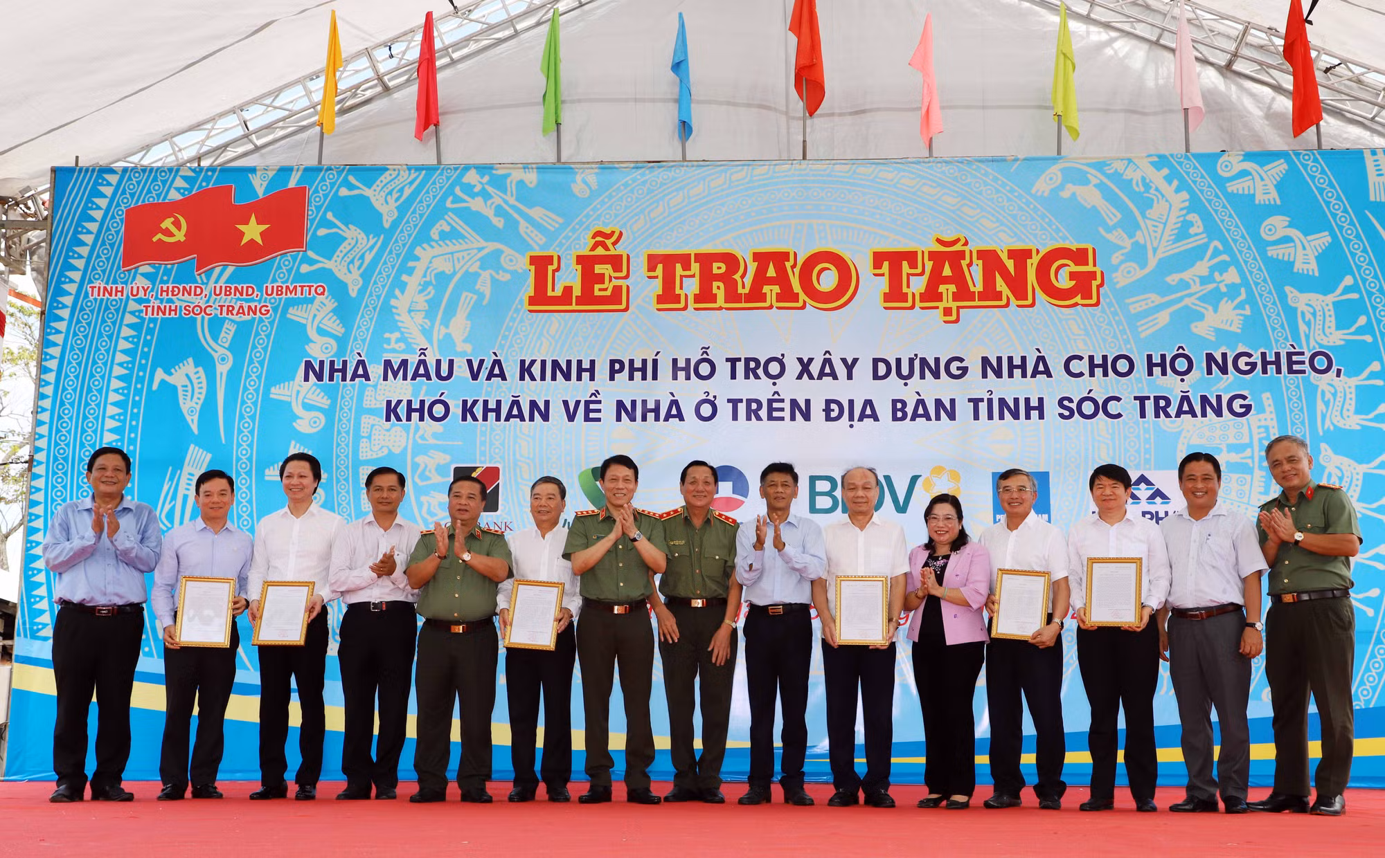 Bộ Công an trao kinh phí hỗ trợ xây dựng 1.200 căn nhà tặng các hộ nghèo ở Sóc Trăng -0