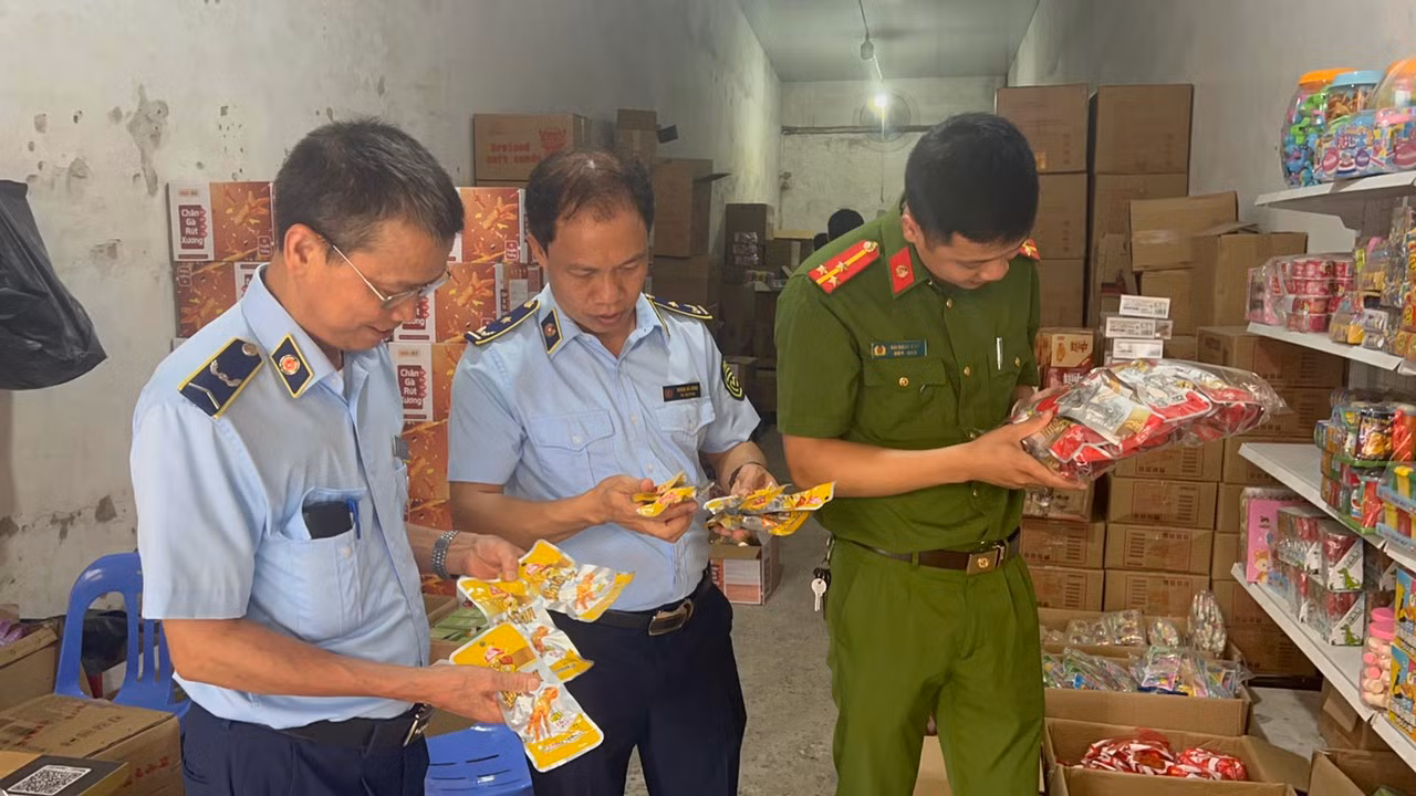 Thu giữ hơn 2.600 chân, cánh gà đóng gói sẵn nhập lậu -0