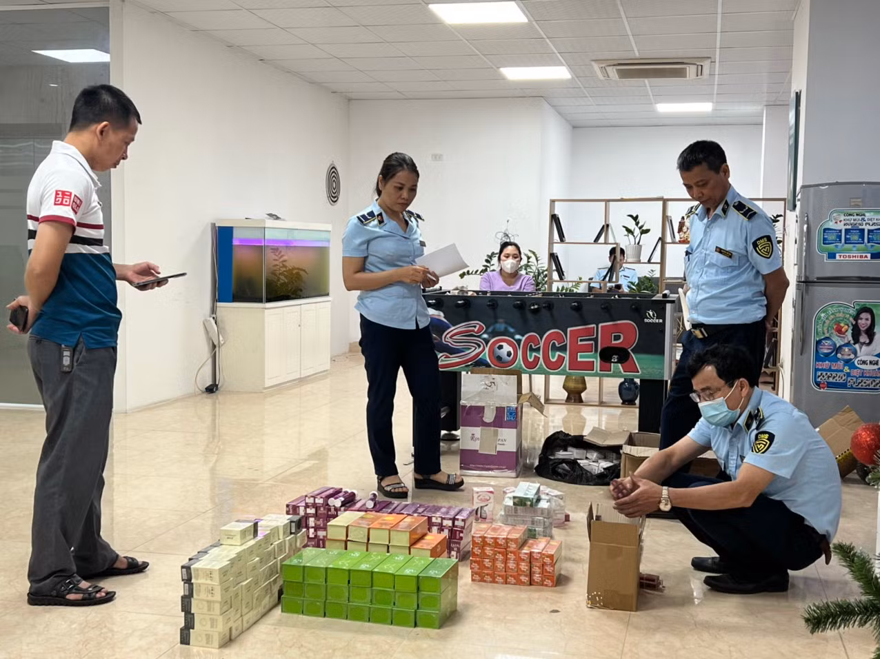 Khởi tố 2 bị can buôn bán hàng giả trên không gian mạng -0