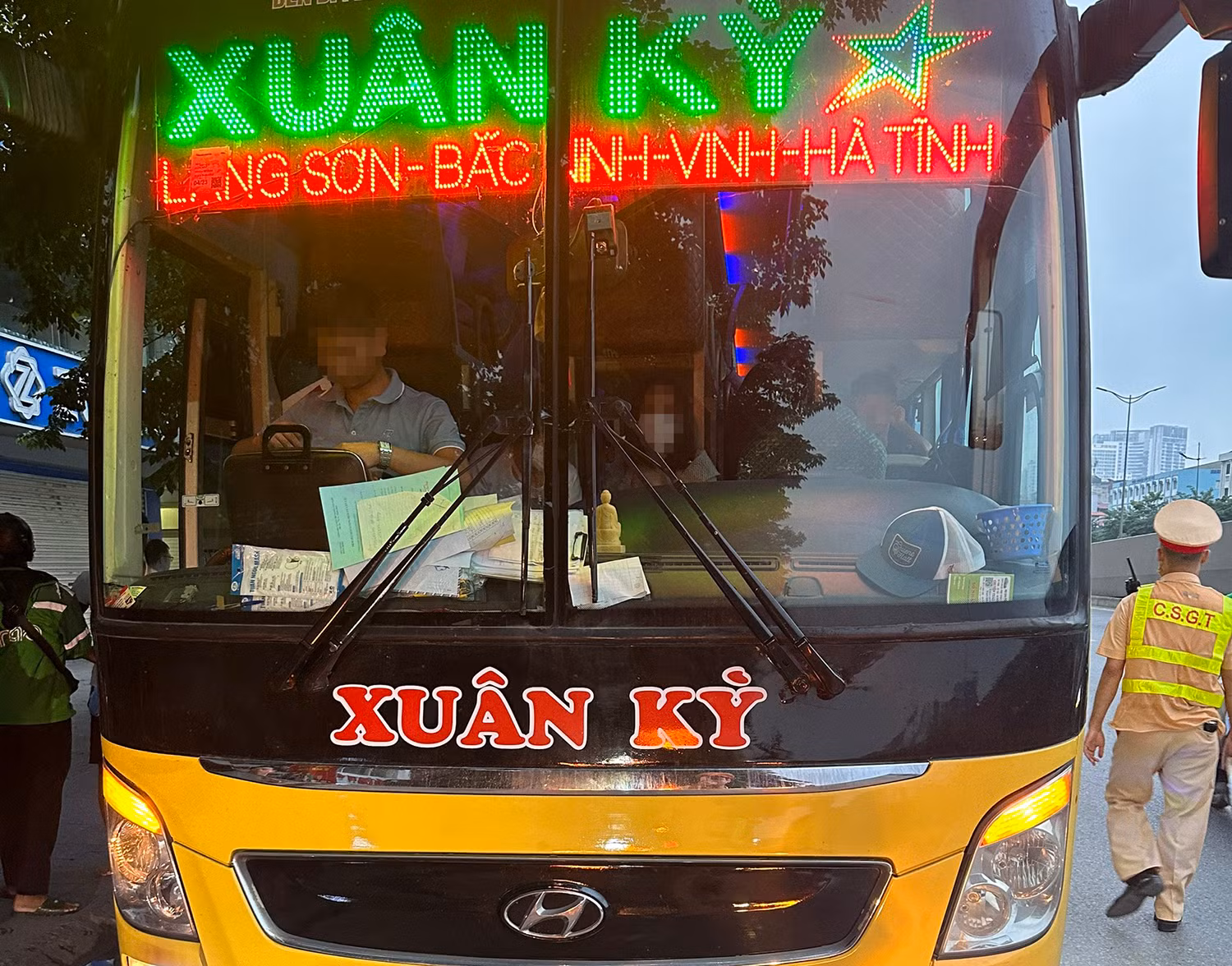 Mua đăng kiểm, đăng ký giả để chở khách đi hàng trăm cây số -0