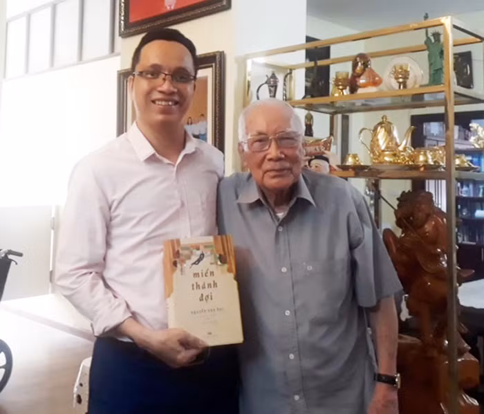 nhà thơ xuân thiêm và tác giả bài viết.jpg -0