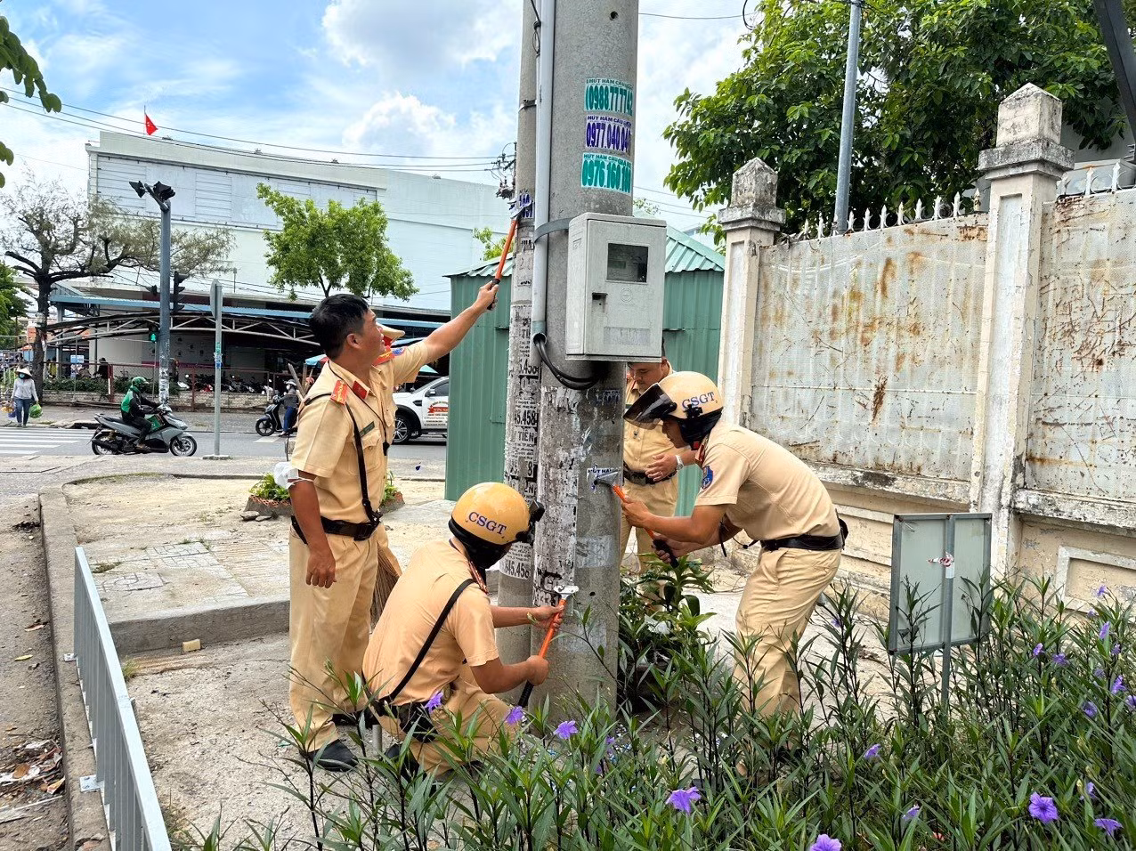 Đồng loạt xóa quảng cáo trái phép trên đường phố, trên xe ô tô -0