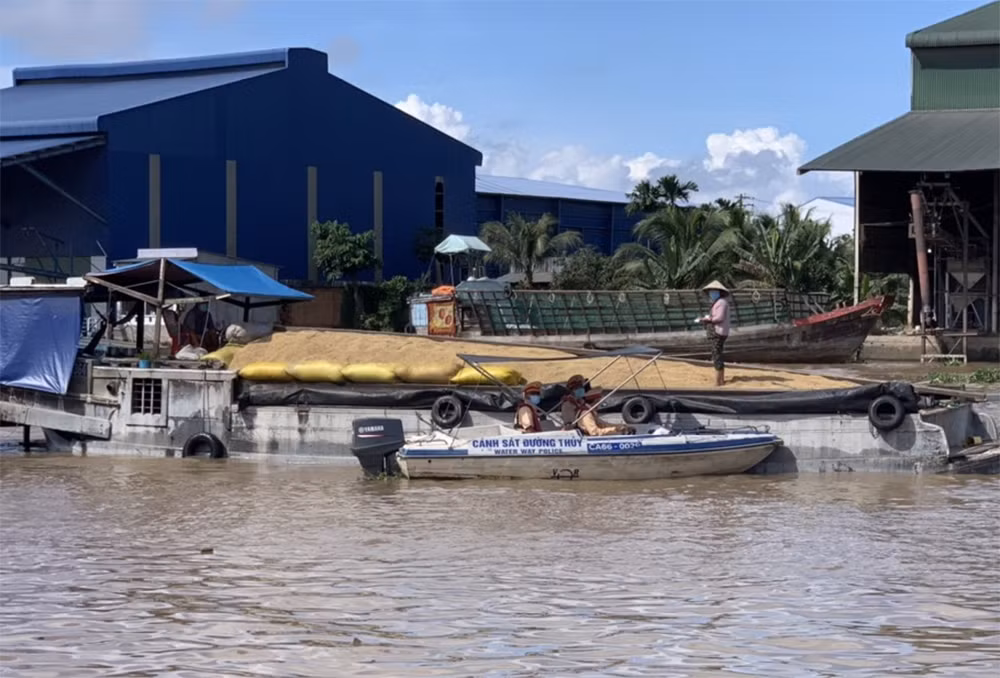 Đảm bảo an toàn giao thông thủy trong mùa mưa bão ở Đồng Tháp -0