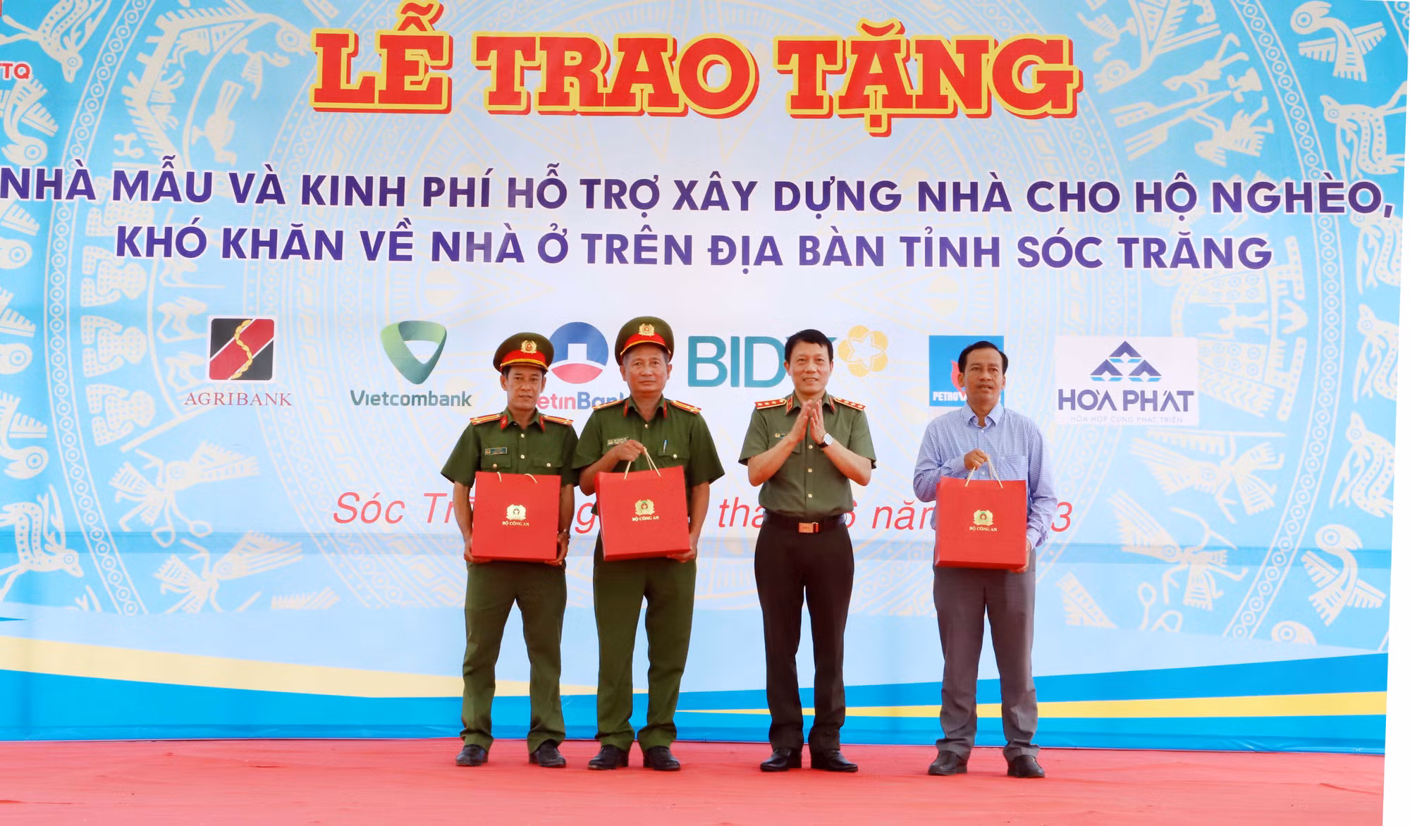 Bộ Công an trao kinh phí hỗ trợ xây dựng 1.200 căn nhà tặng các hộ nghèo ở Sóc Trăng -0