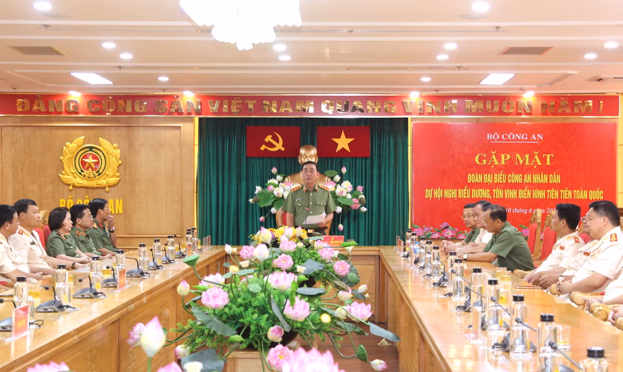 Lan toả tinh thần thi đua tích cực, nhân lên hàng trăm, hàng nghìn điển hình tiên tiến khác -1