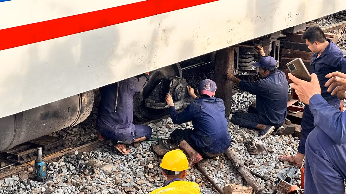 Tàu SE2 trật bánh, giao thông đường sắt Bắc – Nam bị gián đoạn -0