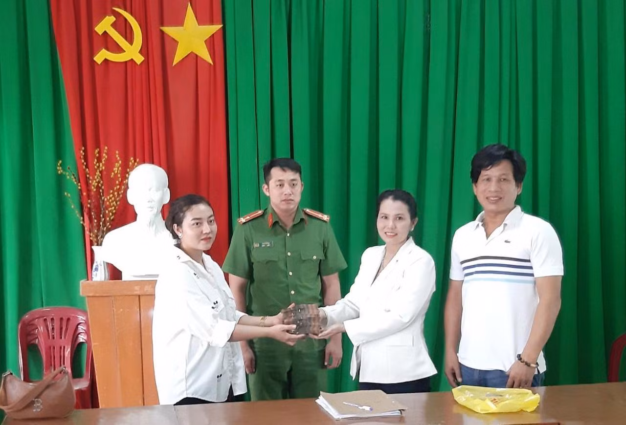 trao trả của rơi.jpg -0