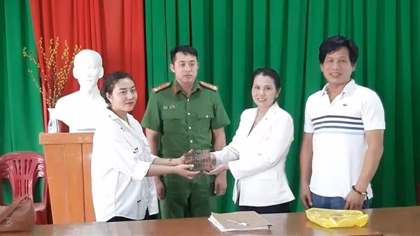 Chở vợ đi làm, bất ngờ nhặt được túi tiền gần 200 triệu