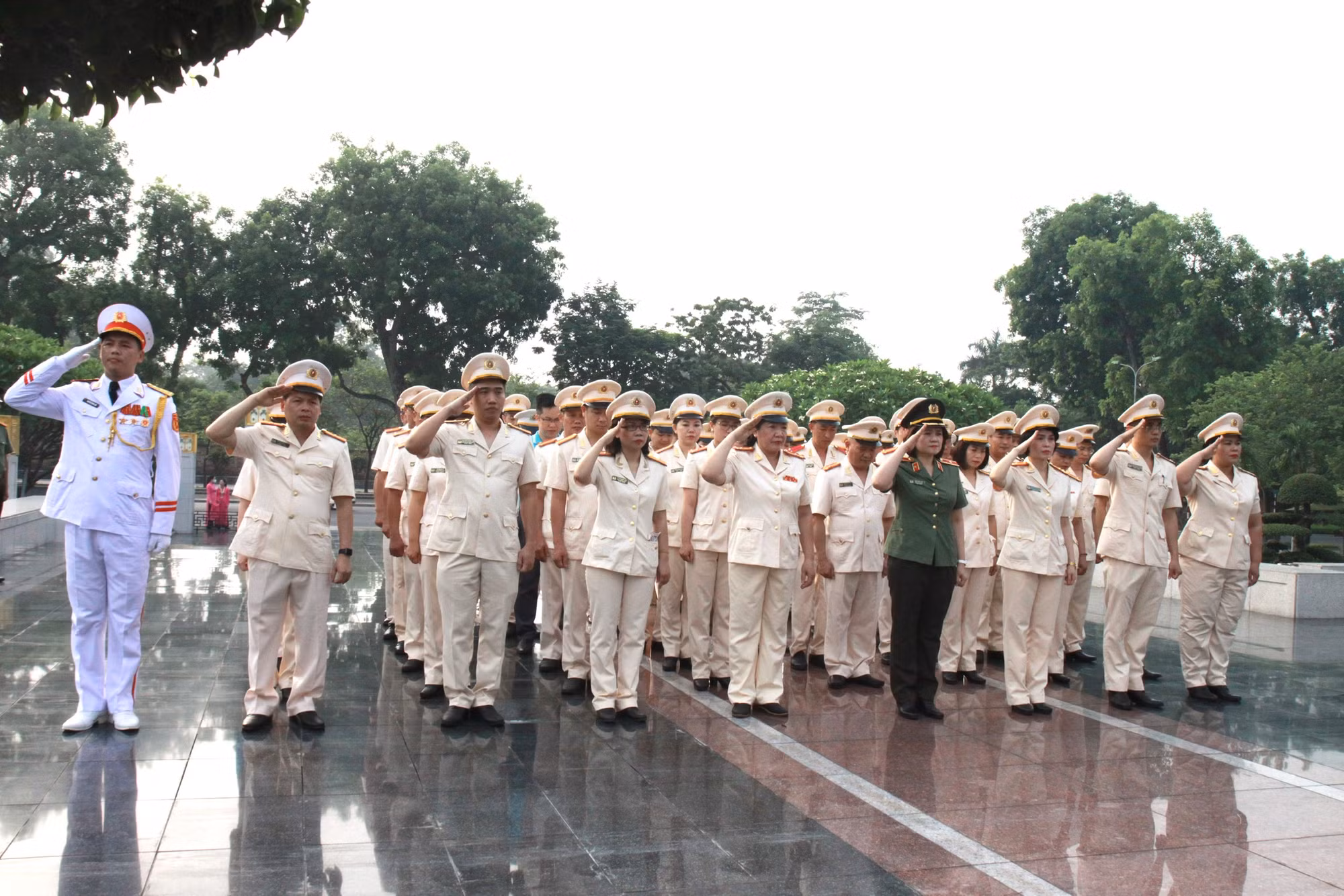 Đoàn đại biểu Công đoàn CAND tiêu biểu báo công, vào lăng viếng Bác -0