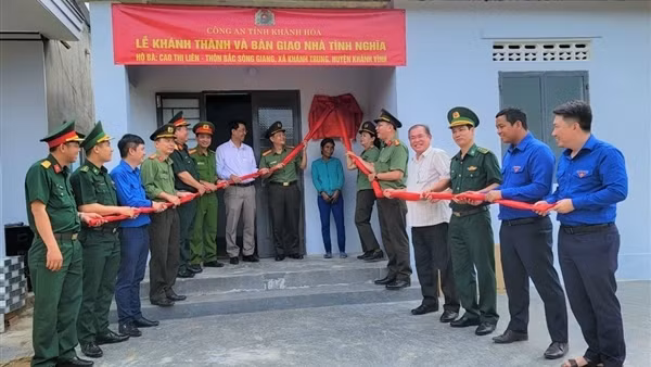Công an Khánh Hòa trao tặng hai căn nhà tình nghĩa cho thân nhân liệt sĩ CAND