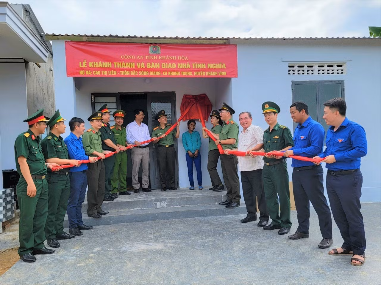  Công an tỉnh Khánh Hòa trao tặng hai căn nhà tình nghĩa cho thân nhân liệt sĩ CAND -0