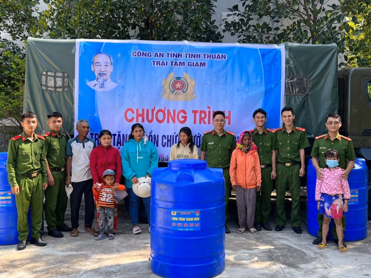 Trại tạm giam Công an tỉnh Ninh Thuận trao tặng nhà tình nghĩa thứ ba cho gia đình khó khăn -0