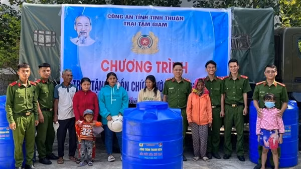 Trại tạm giam Công an tỉnh Ninh Thuận trao tặng nhà tình nghĩa thứ ba cho gia đình khó khăn