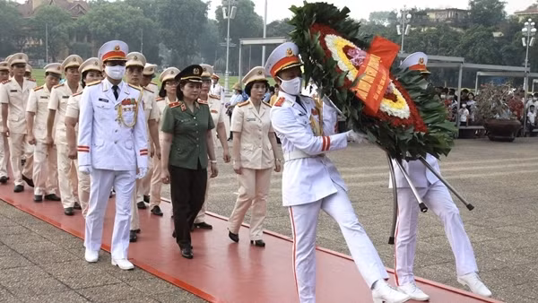 Đoàn đại biểu Công đoàn CAND báo công, vào Lăng viếng Bác