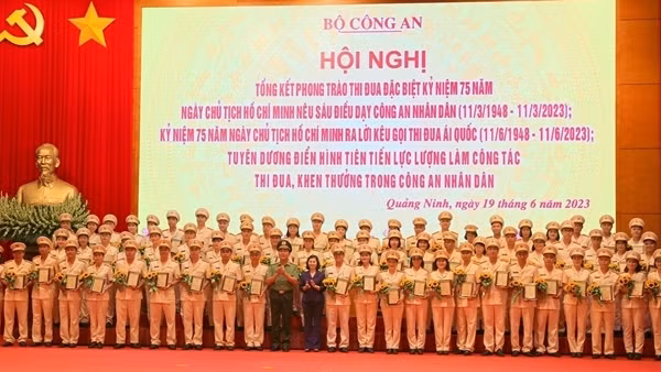 Tiếp tục đẩy mạnh phong trào thi đua yêu nước, tập trung hướng về cơ sở