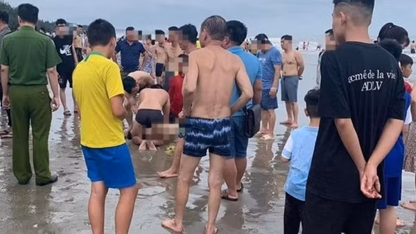 2 du khách đuối nước ở bãi biển Trà Cổ