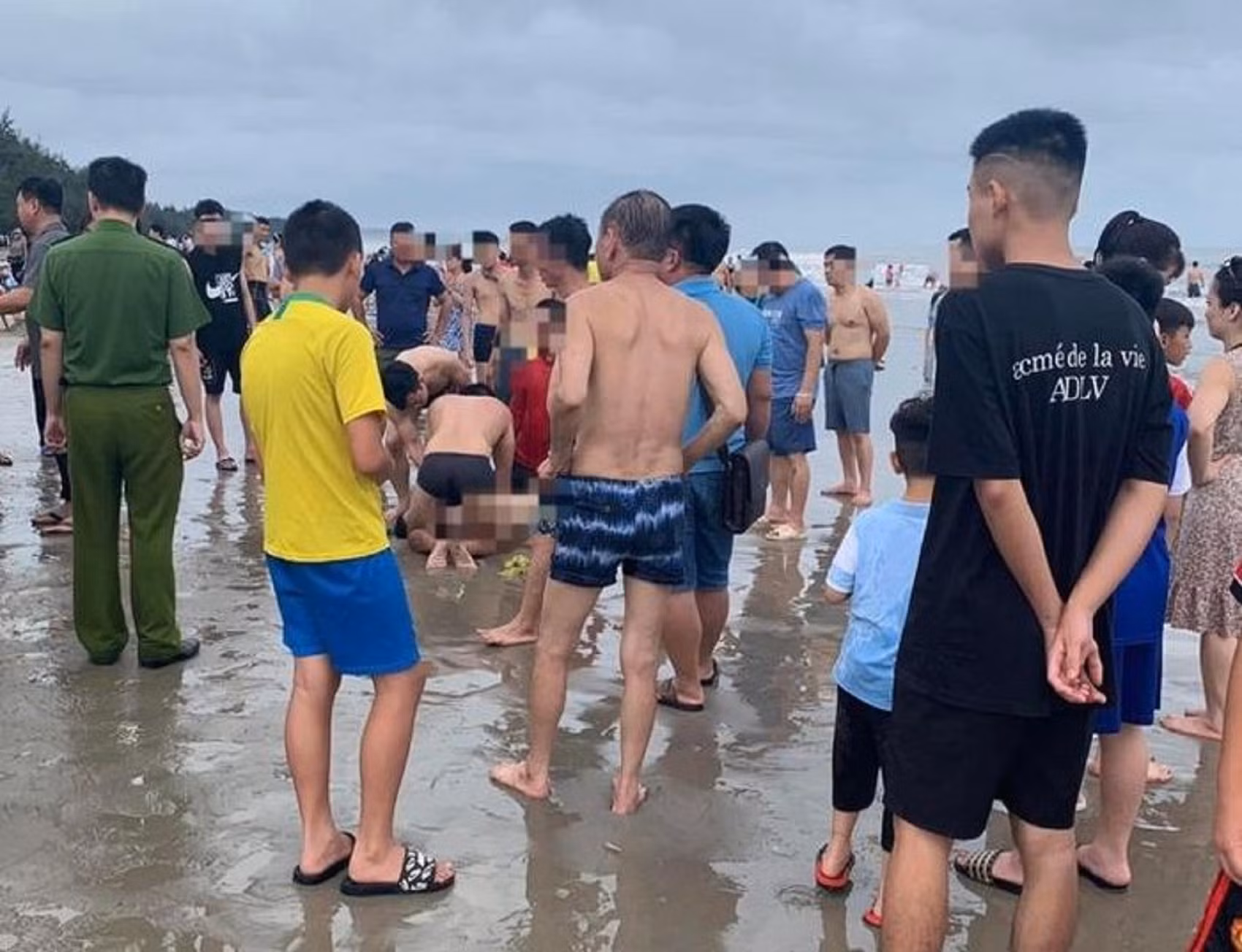 2 du khách đuối nước trong một ngày ở bãi biển Trà Cổ -0