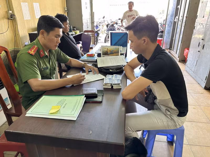 TP Hồ Chí Minh đồng loạt bóc gỡ quảng cáo rao vặt “đu bám” trên đường phố -0